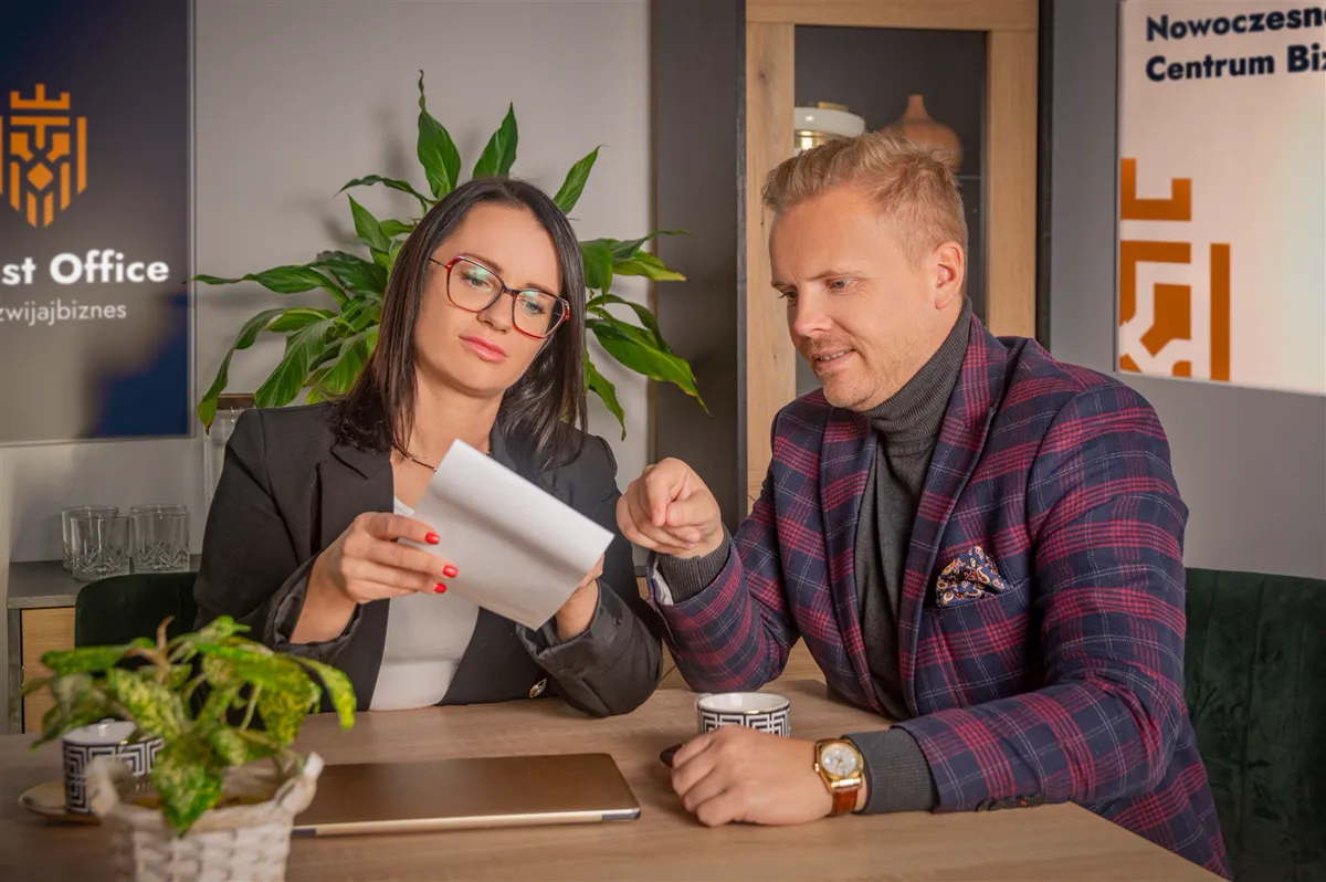 Krzysztof Maszota analizuje dokumenty finansowe z klientką
