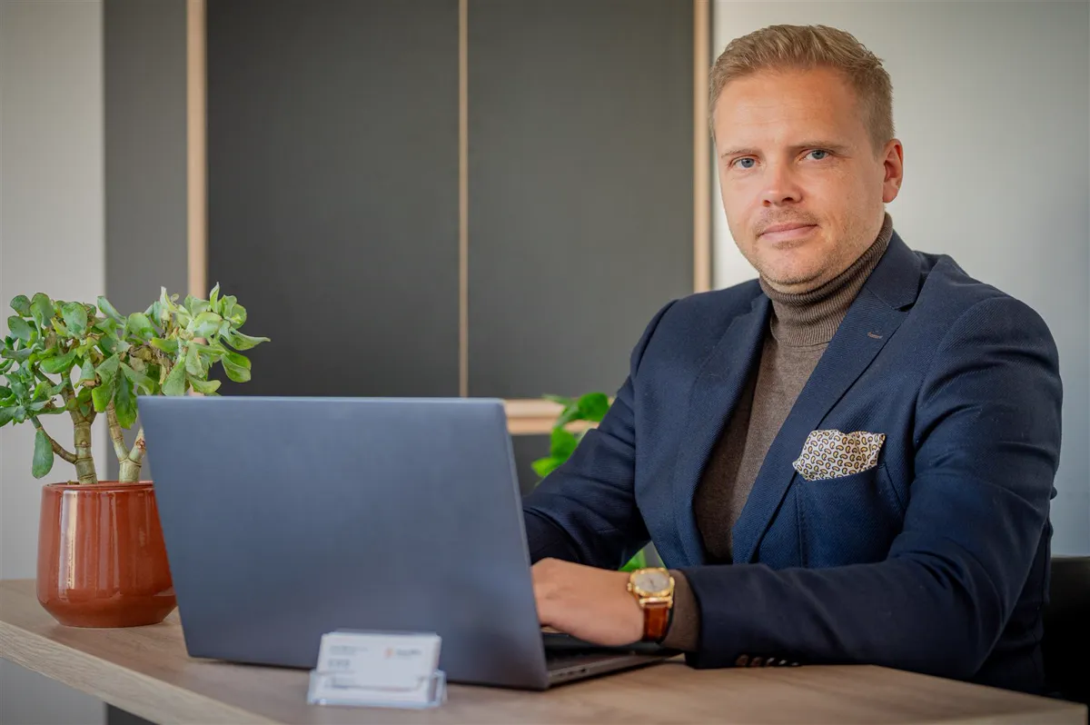 Krzysztof Maszota przy analizie finansowej w biurze