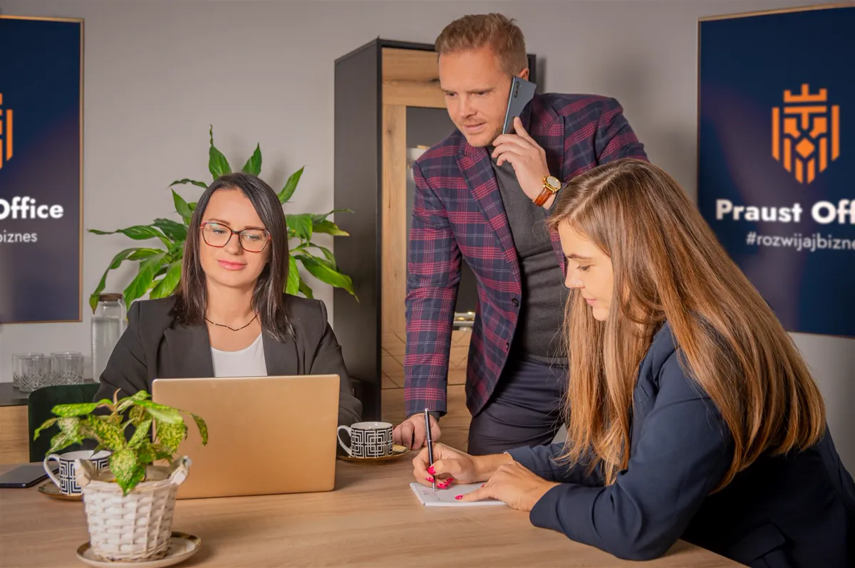 Krzysztof Maszota podczas rozmowy z klientką w biurze Praust Office