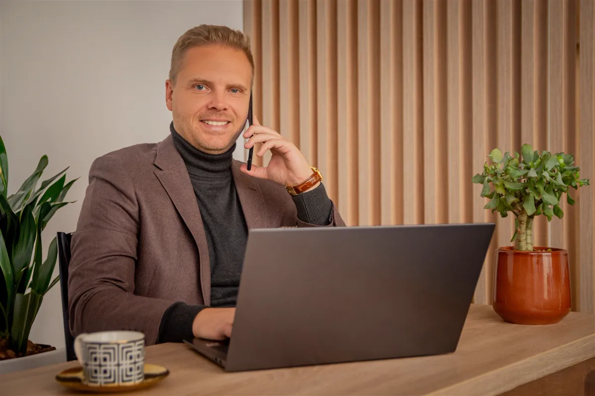 Krzysztof Maszota podczas rozmowy telefonicznej z klientem